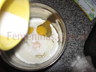 Mezclar huevos y leche